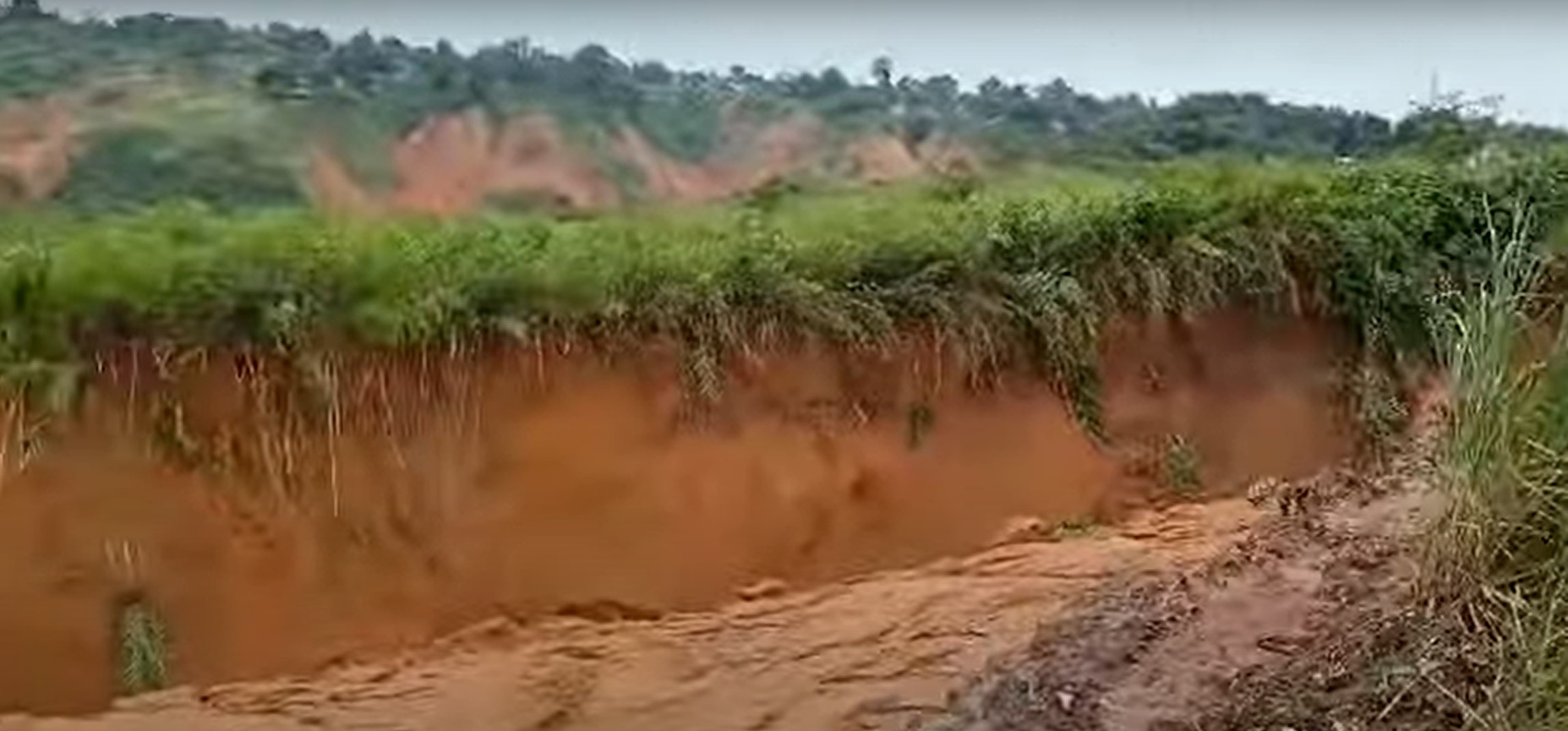 Courant Sacim Boya-Miabi. Ligne haute tension et route menacés par le ravin