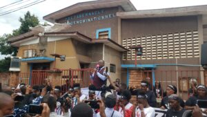 Le Révérend et les membres de Zoé Mbujimayi devant e temple